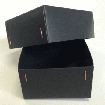 黒のシンプルな箱